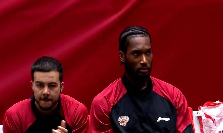 70-87山西男篮惨败！顶薪后卫无分外援状态低迷1控卫无得分教练忧心忡忡